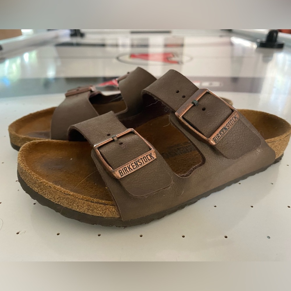 Gently used- youth size 34 classic brown leather Birkenstock Sandals (size 2)